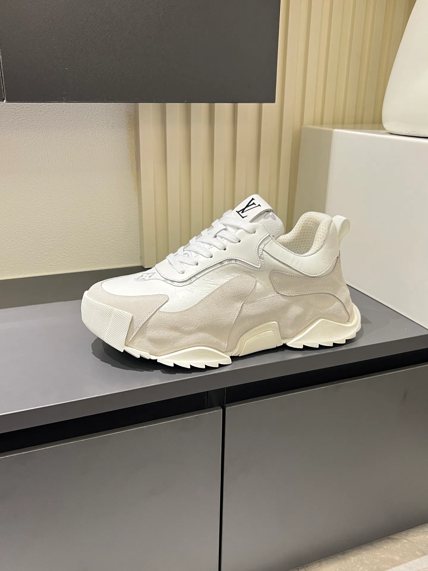 p600 "LOUI* VUITTO*" popular men's casual shoes, genuine development in Italy 💯Purchasing level quality ✔️The upper is made of first-layer cowhide, comfortable and soft sheepskin feet ⚡️ Fashionable and versatile, the toe last shape is firm and full, the soles are made from original LV molds and can be freely entered and exited the counter. Light and comfortable on the feet~Purely handmade, details determine quality! Size:39-44!